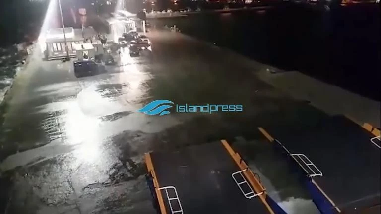 Θρίλερ στο λιμάνι της Νάξου! «Μάχη» του Blue Star Delos με τα 9 μποφόρ! (βίντεο)